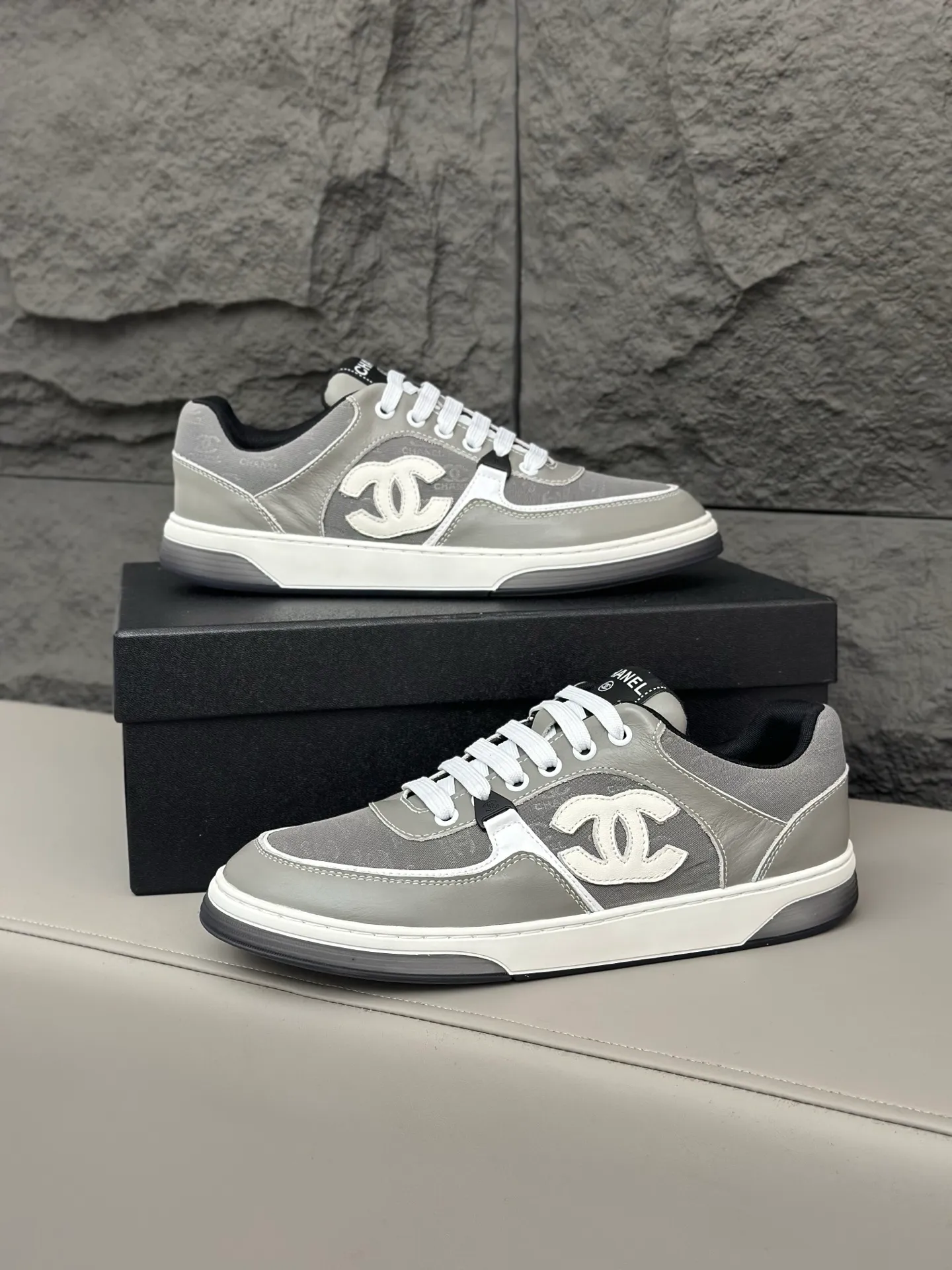 💰740 Chanel, 2024 spring new style / ♞size; 38~45 (38 45 customized) Men's Chanel sneakers, January's style premium is super serious, basically you can't buy it. The counter sister received this color and it happened to be in my men's size. I really didn't like it at first, but after I put it on, I found it to be very versatile. The same design of the diamond surface of the classic CF flap bag is very recognizable, and the double C The logo is not too high-profile. I love it. I recommend this one and you must try it on. You can’t tell how handsome it is by looking at the pictures.
